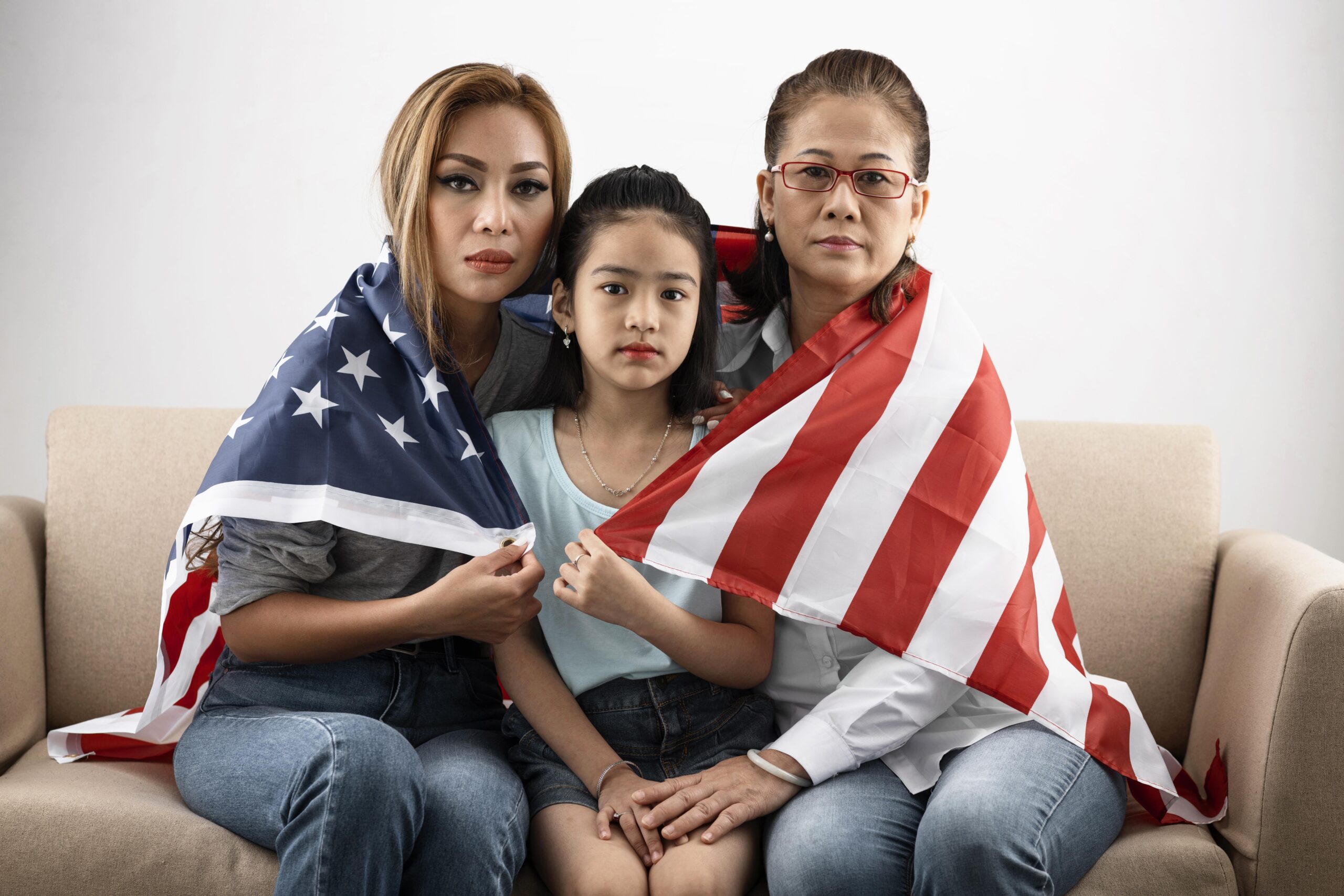 mujer-de-tiro-medio-y-nino-con-bandera