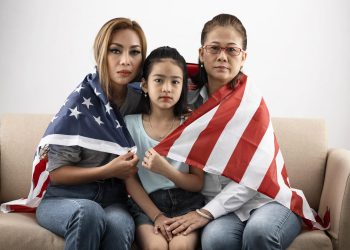 mujer-de-tiro-medio-y-nino-con-bandera